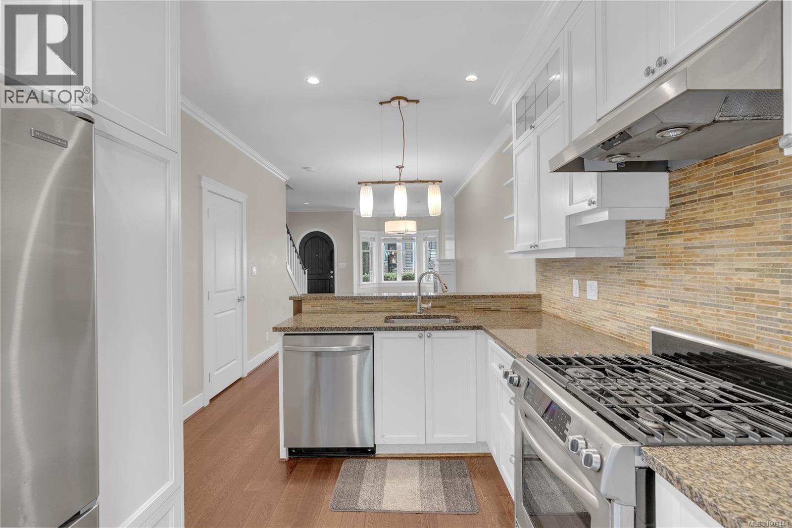 17 675 Superior St, Victoria, British Columbia  V8V 1V1 - Photo 9 - 1009441