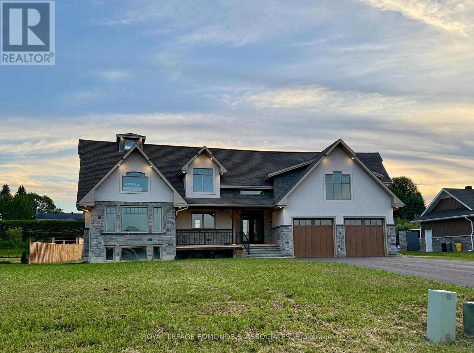 14 FAIRWAY DRIVE N, Petawawa, Ontario