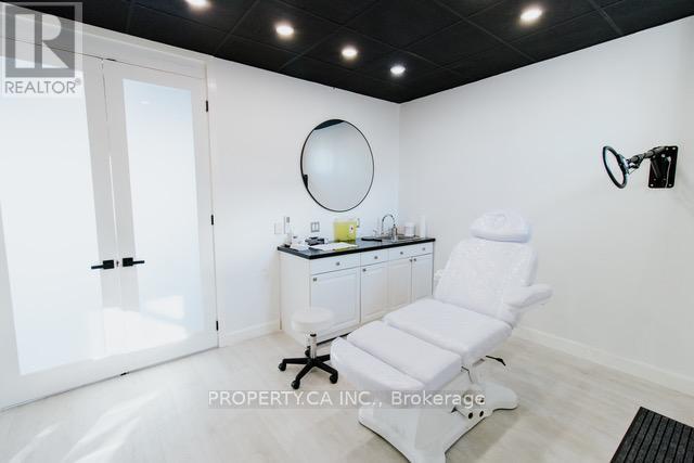 154 Kerr Street, Oakville (Oo Old Oakville), Ontario  L6K 3A7 - Photo 2 - W12385638