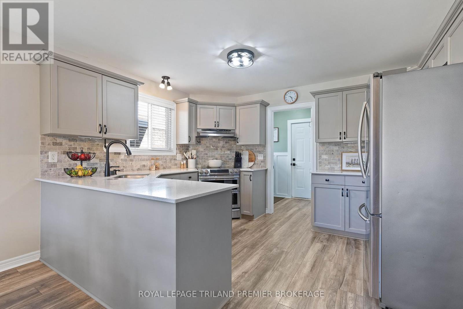 852 Crestview Crescent, London South, Ontario  N6K 4W9 - Photo 14 - X12385673