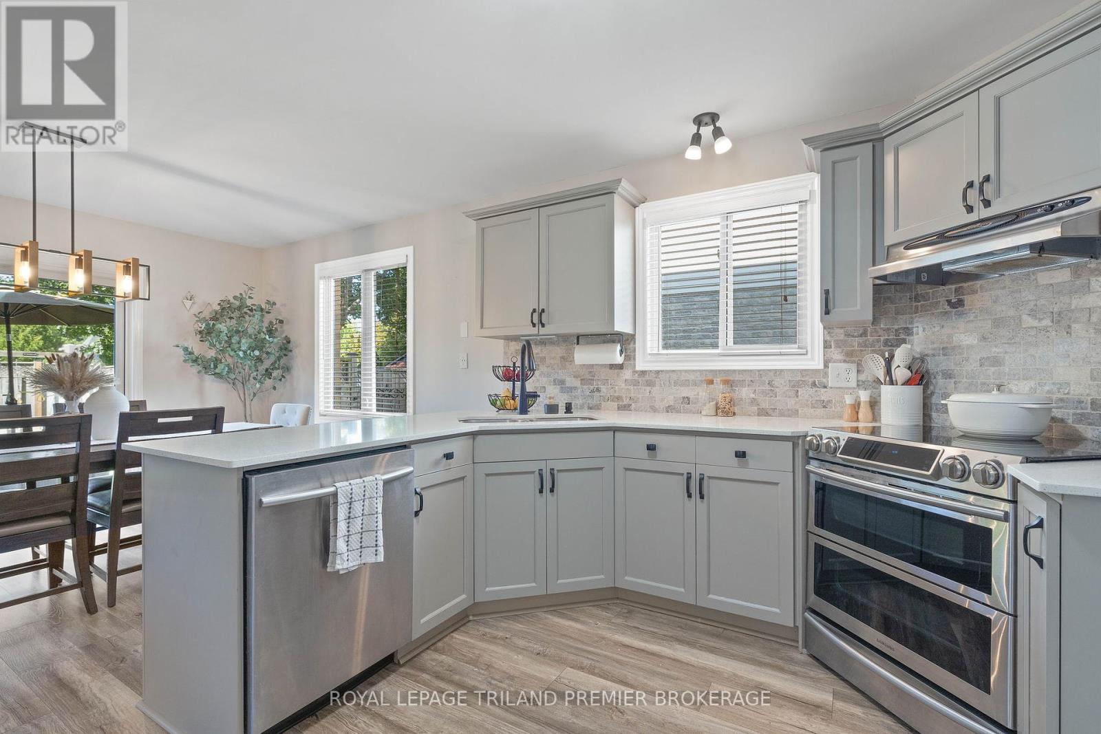 852 Crestview Crescent, London South, Ontario  N6K 4W9 - Photo 17 - X12385673
