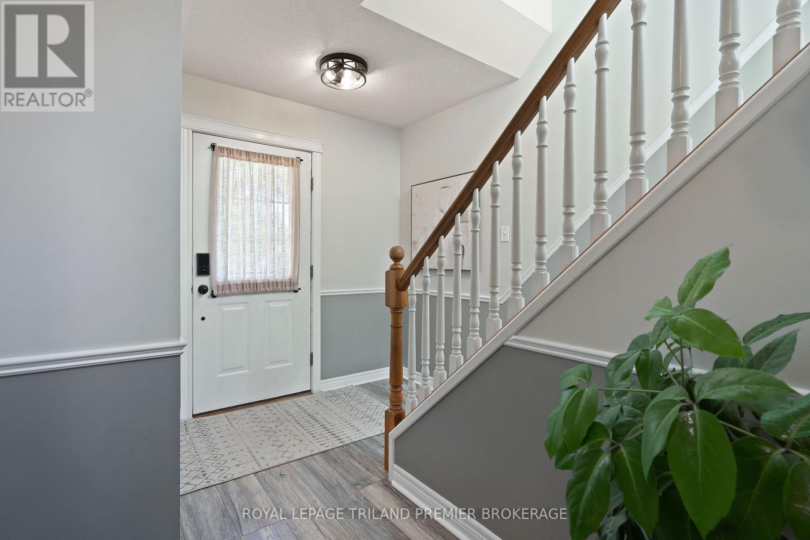 852 Crestview Crescent, London South, Ontario  N6K 4W9 - Photo 4 - X12385673