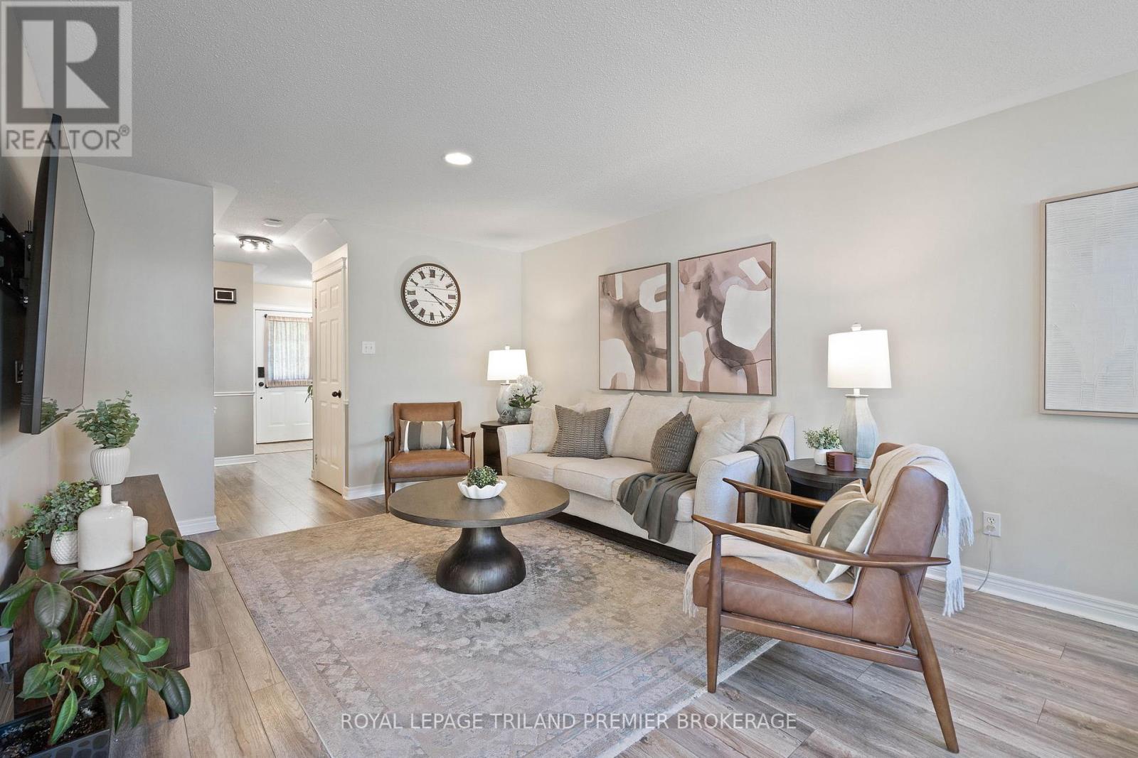 852 Crestview Crescent, London South, Ontario  N6K 4W9 - Photo 6 - X12385673