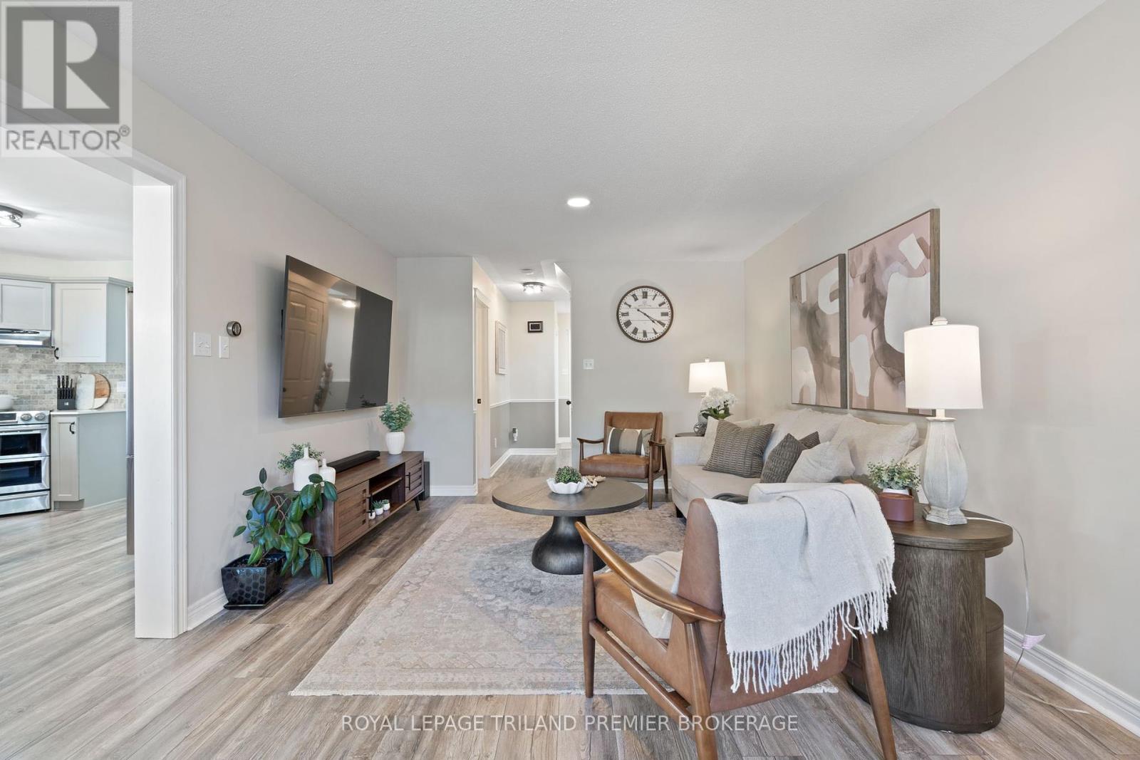 852 Crestview Crescent, London South, Ontario  N6K 4W9 - Photo 7 - X12385673