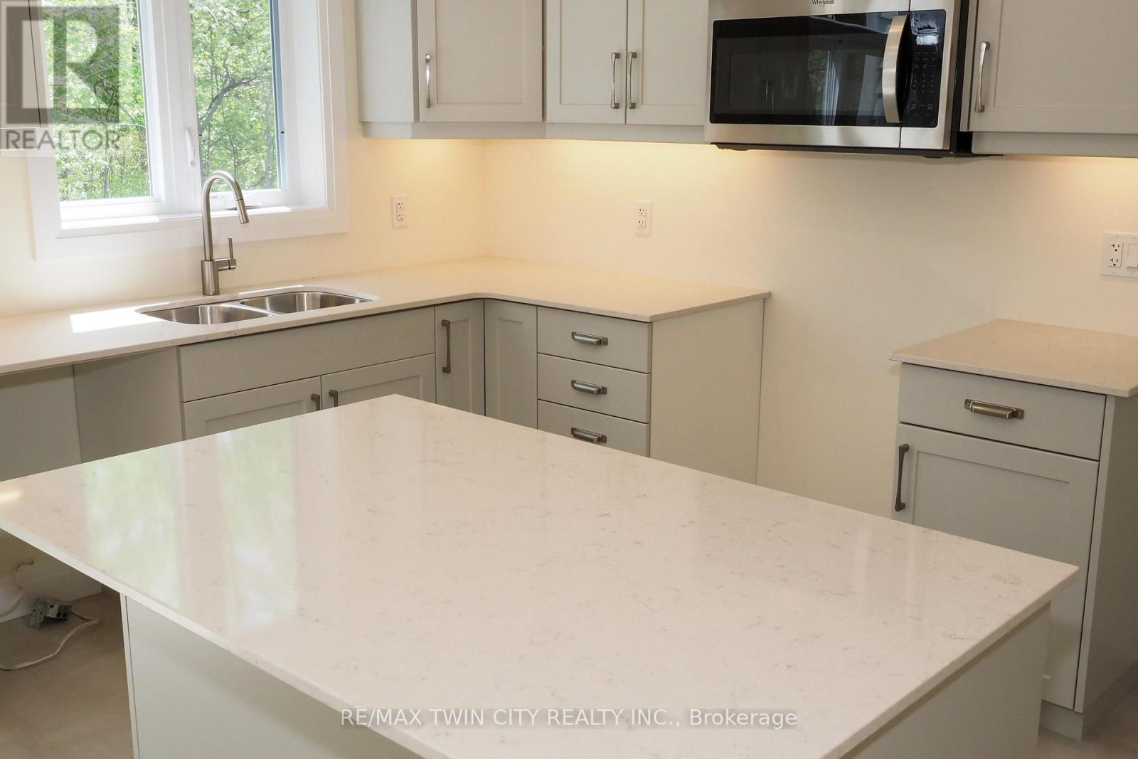 220 Jeffrey Place, Kitchener, Ontario  N2C 2T7 - Photo 9 - X12385609