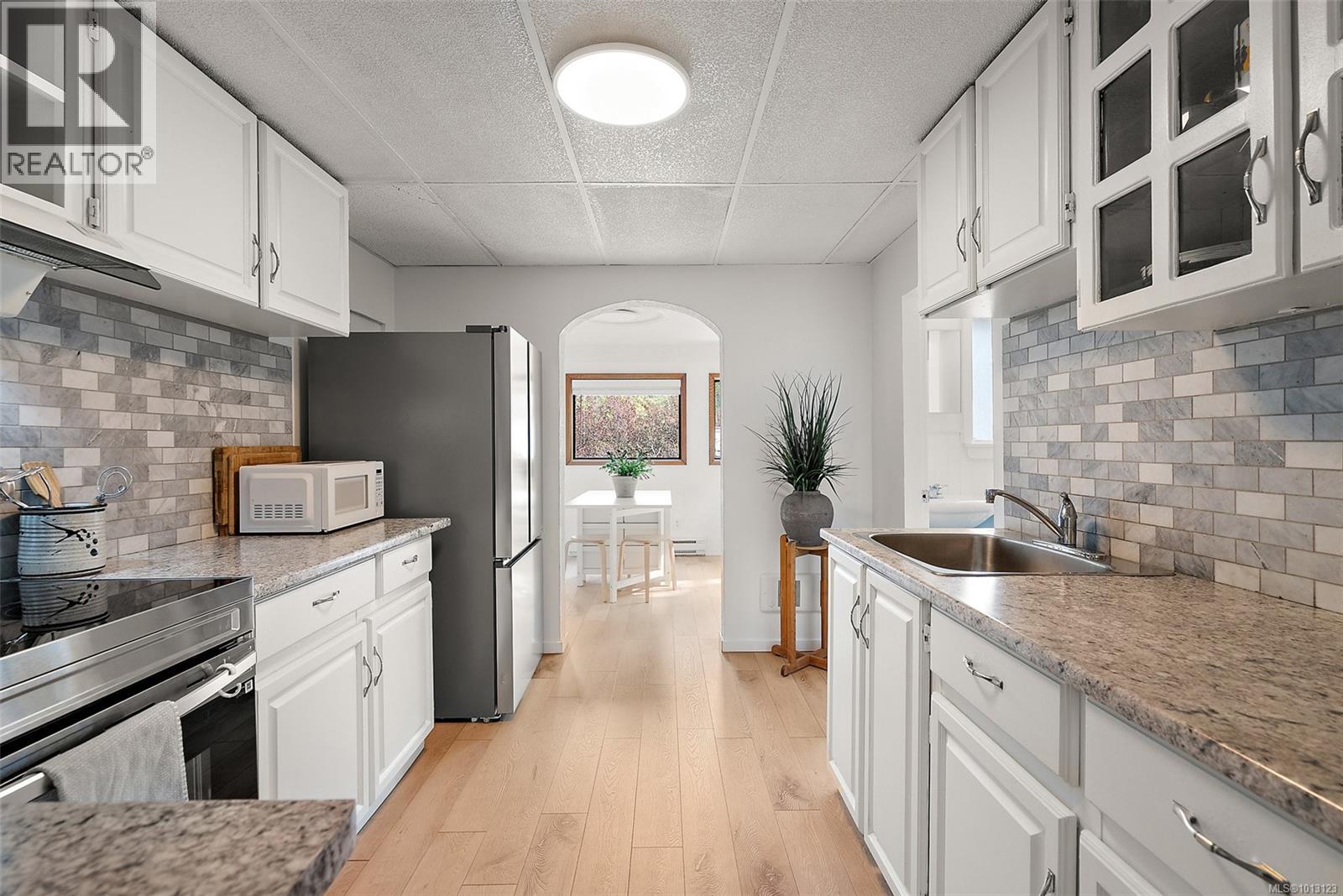 Property at 729 Latoria Rd image 5