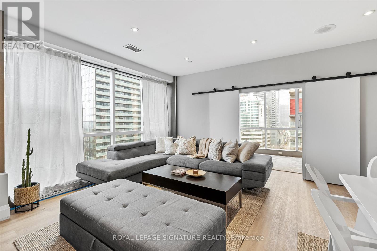1201 - 393 King Street W, Toronto, Ontario  M5V 3G8 - Photo 9 - C12385732