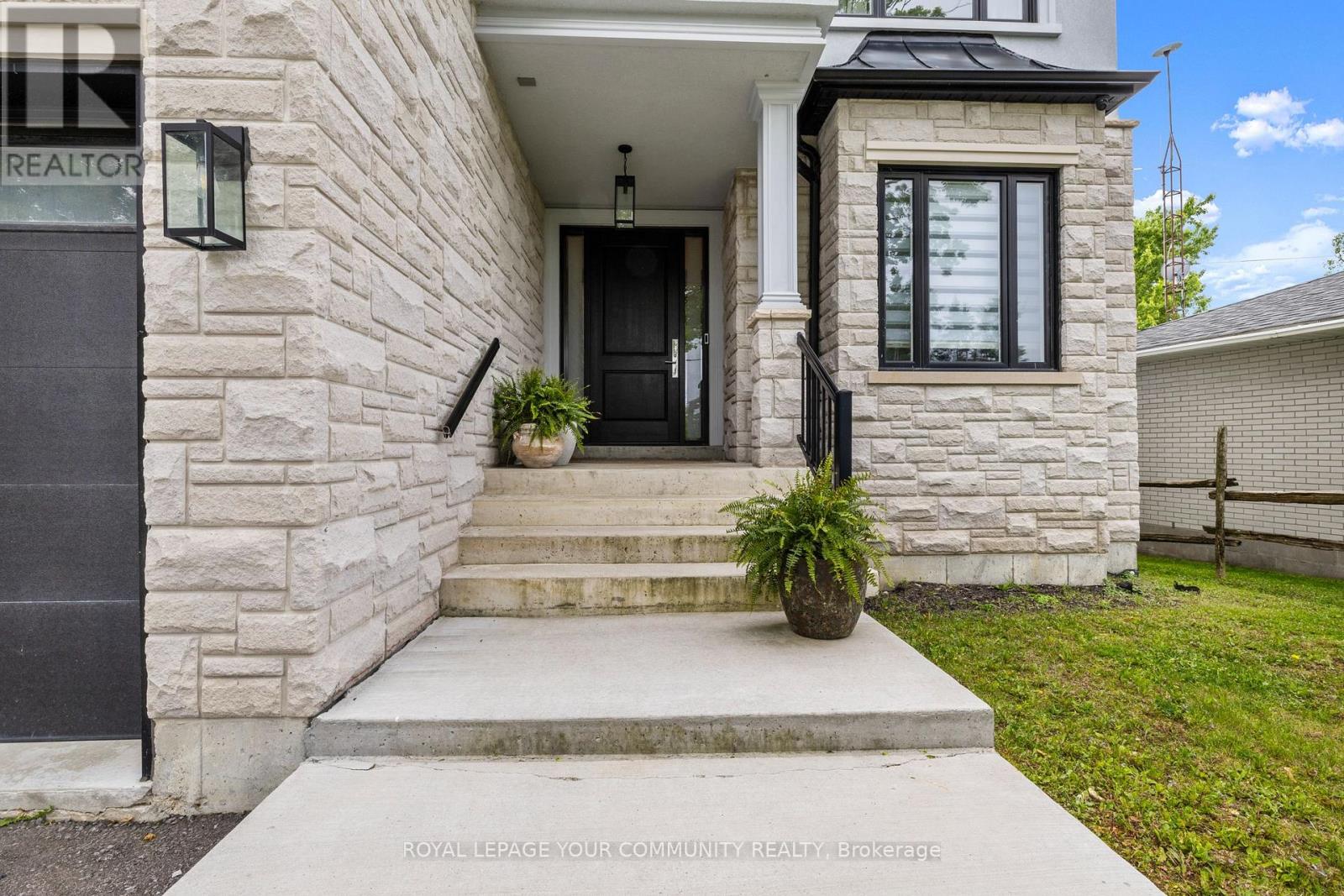 6077 Hillsdale Drive, Whitchurch-Stouffville, Ontario  L4A 7X3 - Photo 4 - N12385687