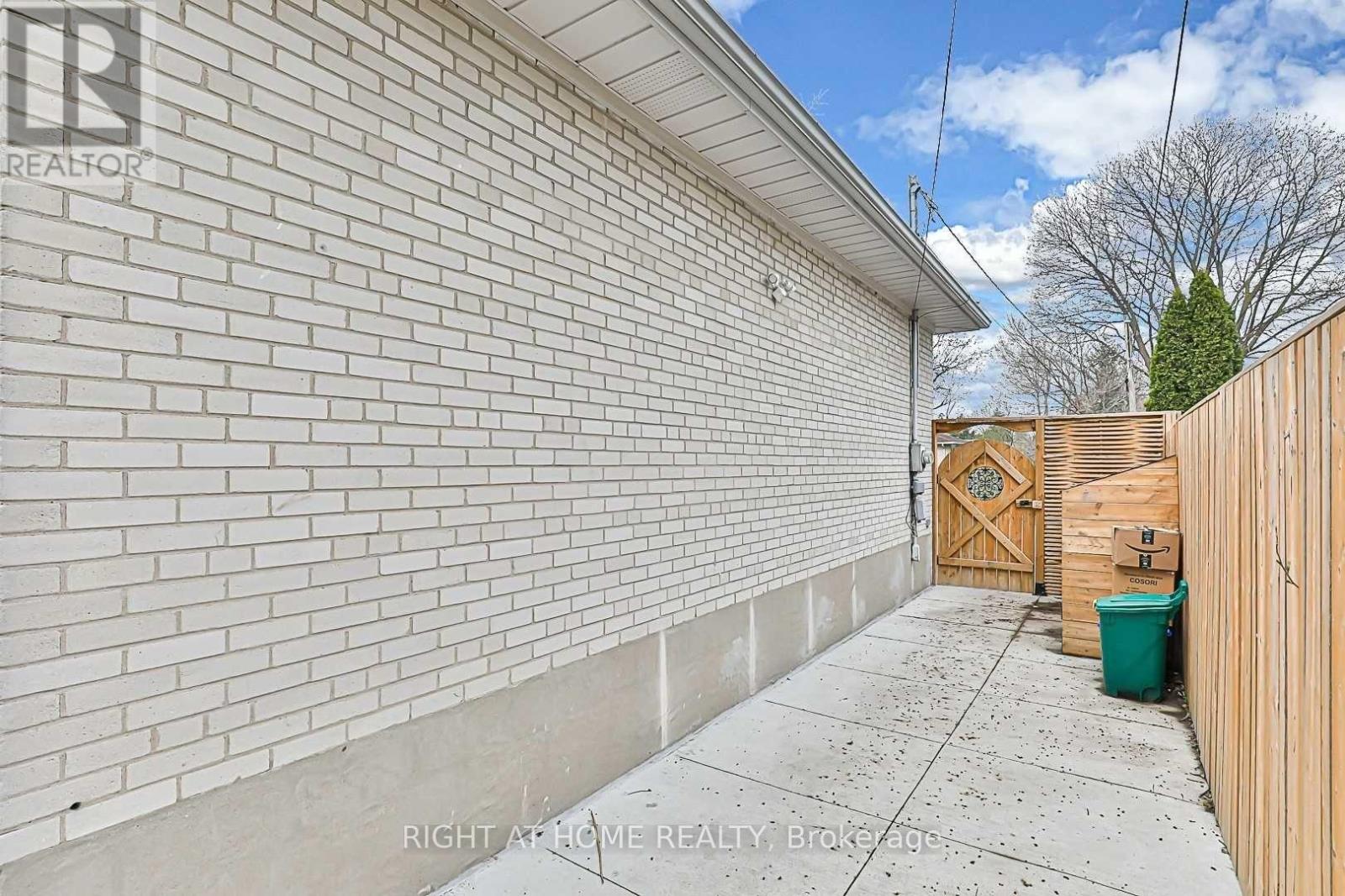 Main Floor - 139 Felix Road, Richmond Hill, Ontario  L4C 3M4 - Photo 3 - N12385692