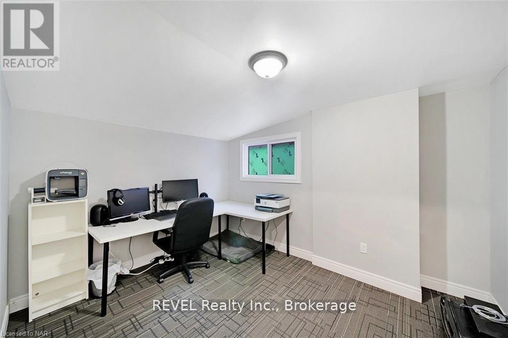 Upper/ 4102 Portage Road, Niagara Falls, Ontario  L2E 6A3 - Photo 16 - X12385758
