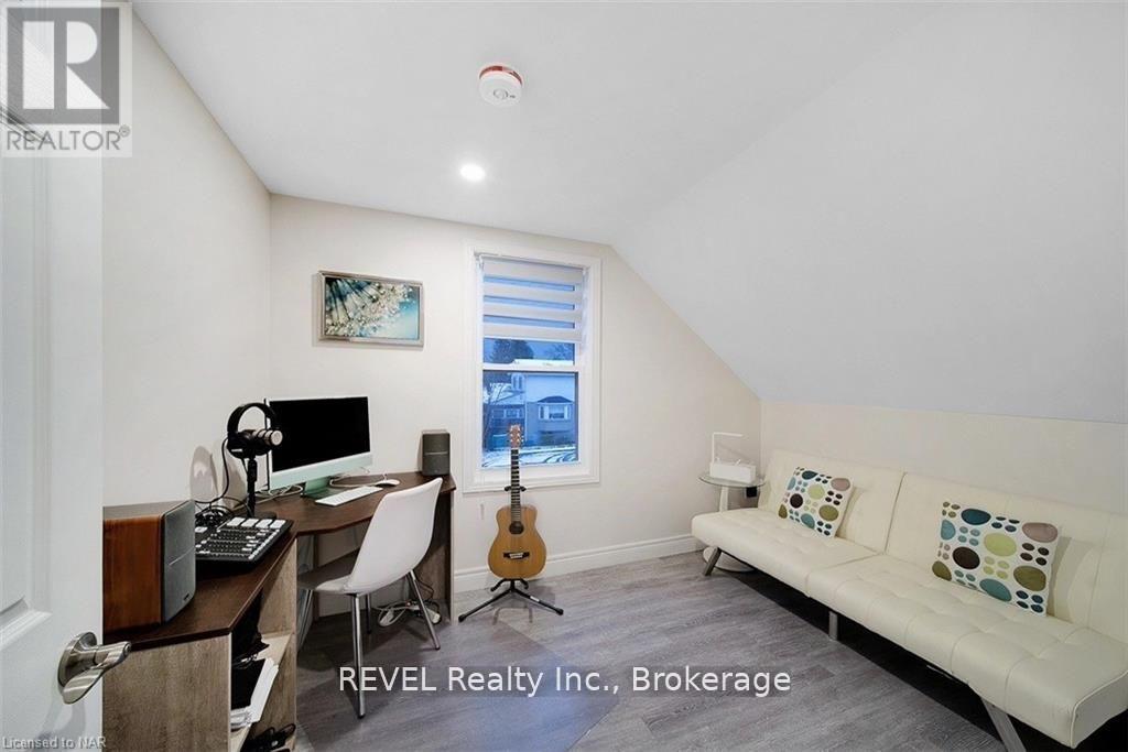 Upper/ 4102 Portage Road, Niagara Falls, Ontario  L2E 6A3 - Photo 2 - X12385758