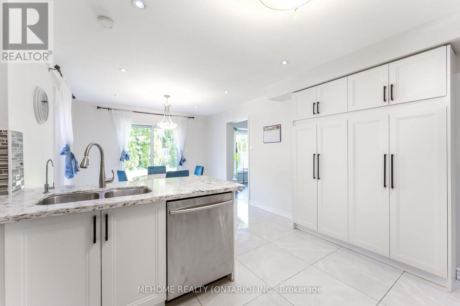 38 Desert View Crescent, Richmond Hill, Ontario  L4C 0K3 - Photo 4 - N12385742