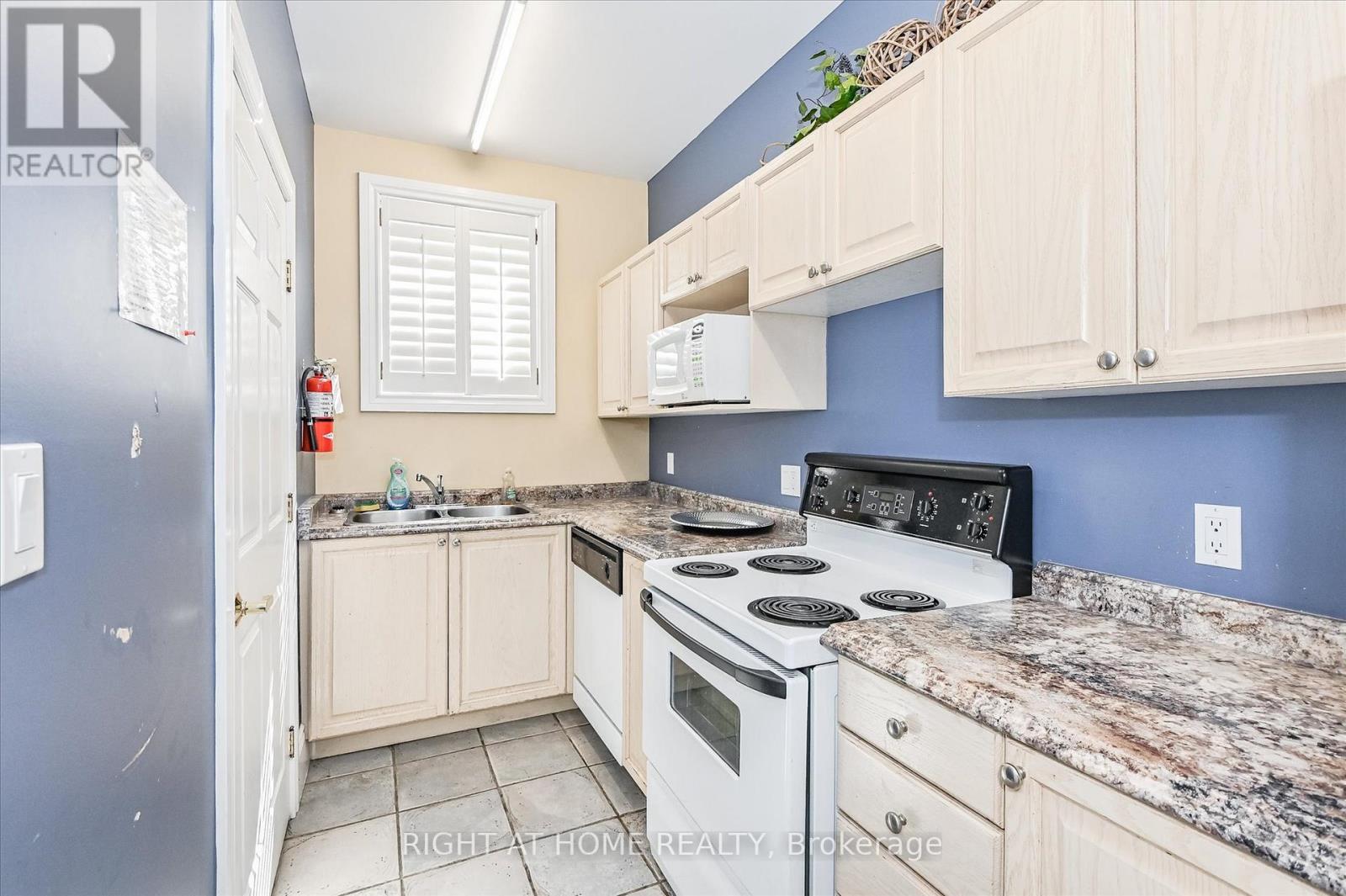102 - 1421 Walkers Line, Burlington, Ontario  L7M 4P4 - Photo 24 - W12385756