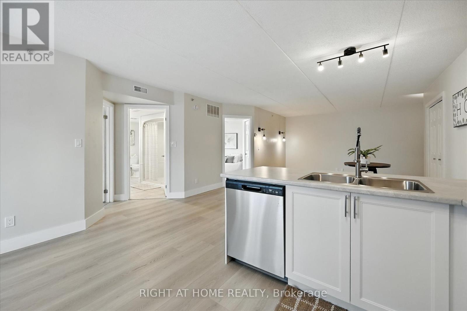 102 - 1421 Walkers Line, Burlington, Ontario  L7M 4P4 - Photo 8 - W12385756