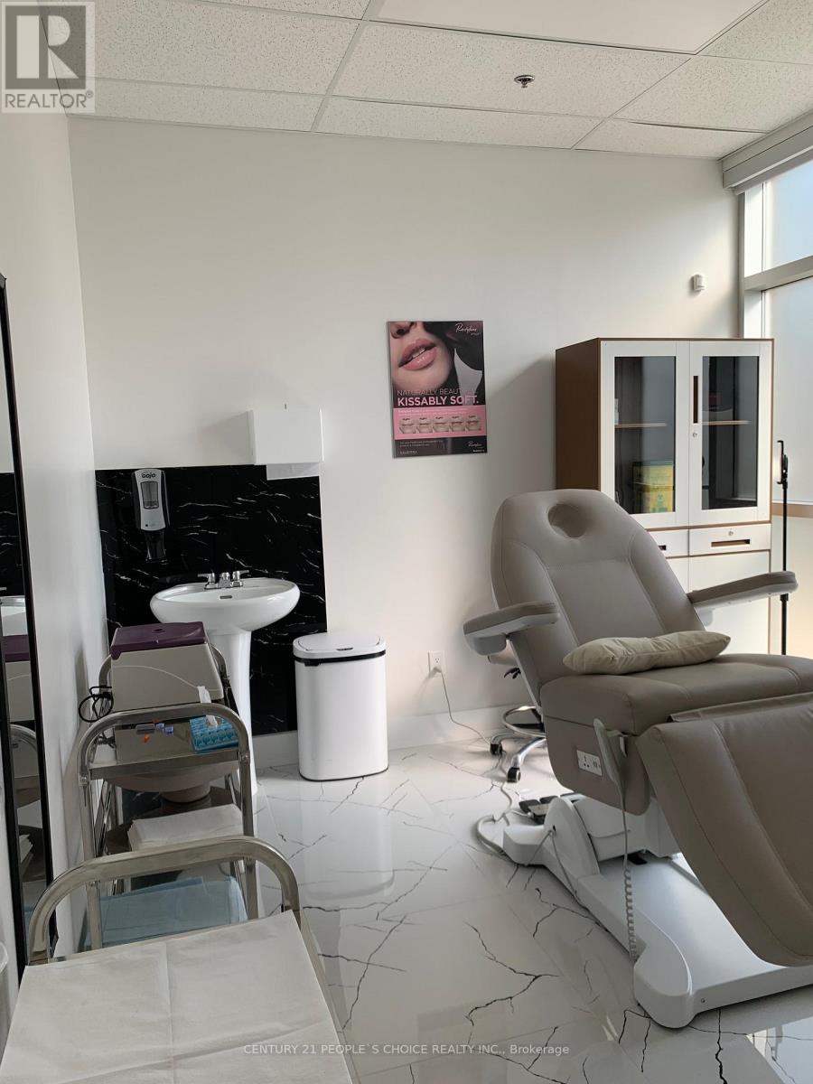 108 - 3495 Rebecca Street, Oakville (Qe Queen Elizabeth), Ontario  L6L 6X9 - Photo 12 - W12385760