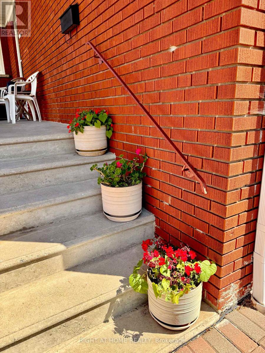 Upper - 37 Gooderham Drive, Toronto, Ontario  M1R 3G4 - Photo 14 - E12385516