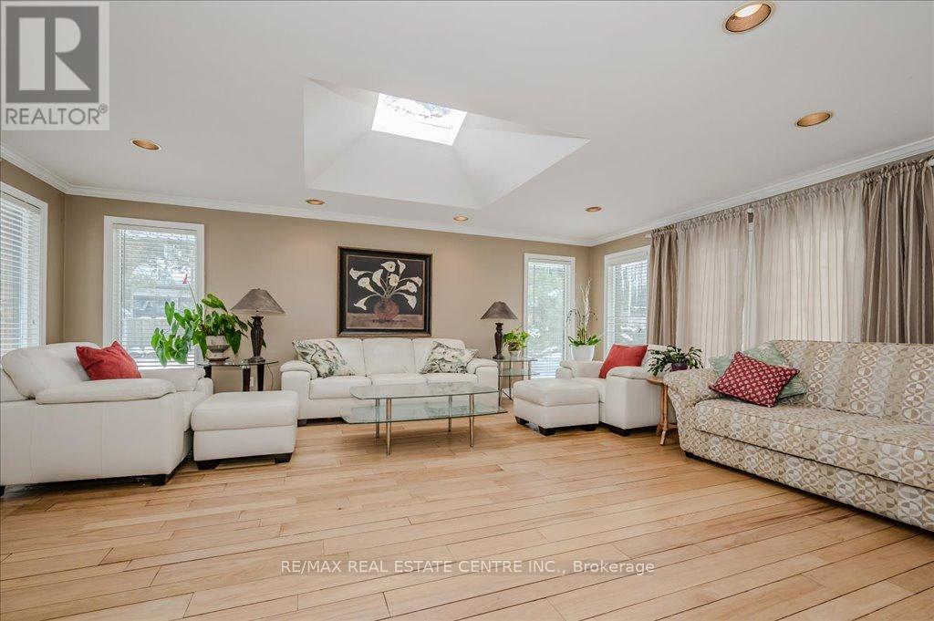 2260 Oneida Crescent, Mississauga, Ontario  L5C 1V6 - Photo 11 - W12385789