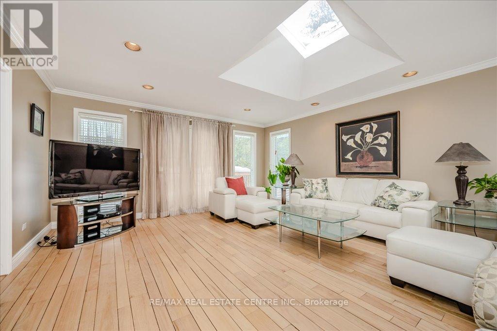 2260 Oneida Crescent, Mississauga, Ontario  L5C 1V6 - Photo 12 - W12385789