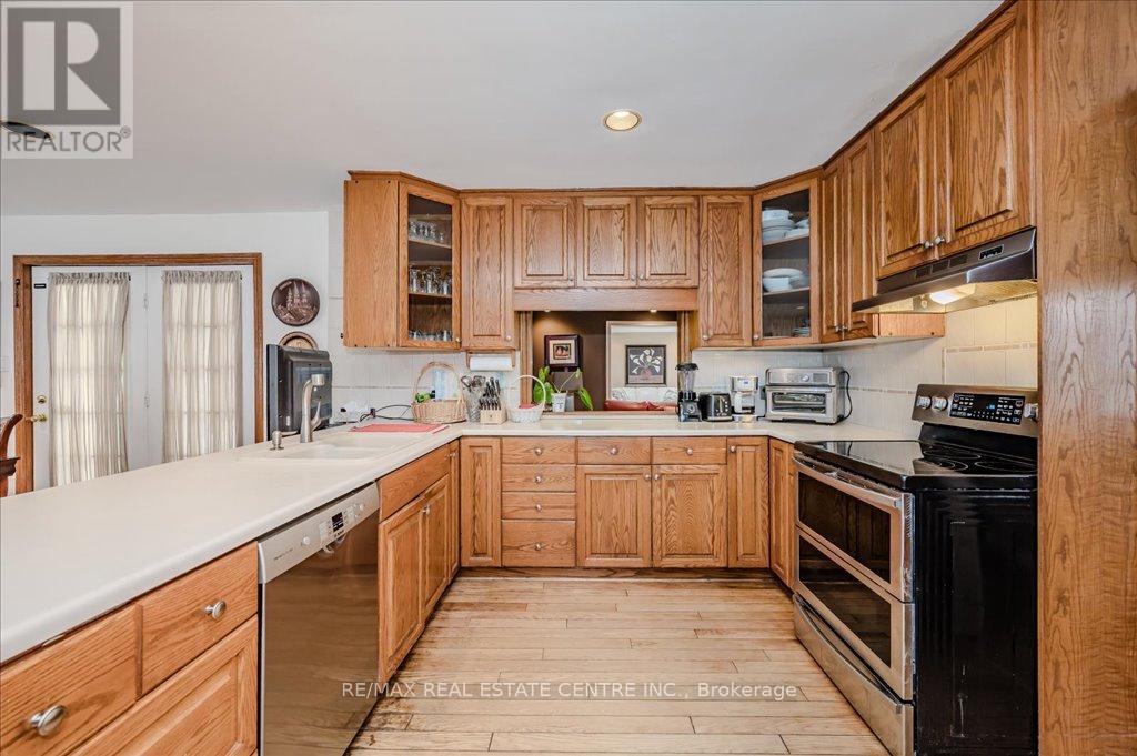 2260 Oneida Crescent, Mississauga, Ontario  L5C 1V6 - Photo 14 - W12385789