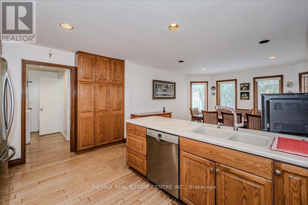 2260 Oneida Crescent, Mississauga, Ontario  L5C 1V6 - Photo 16 - W12385789