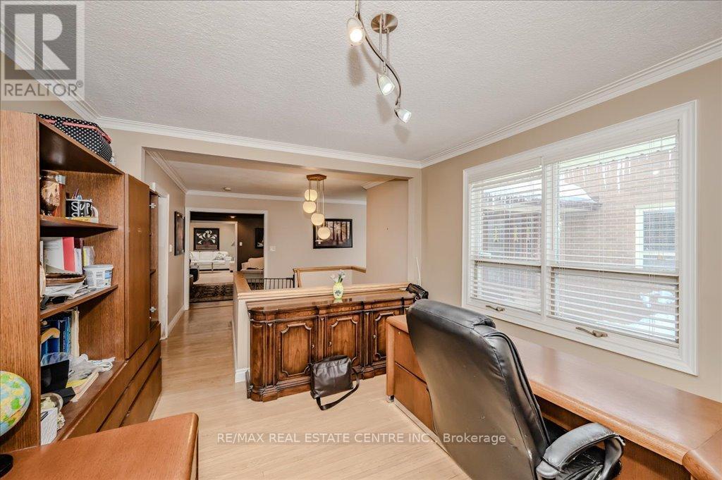 2260 Oneida Crescent, Mississauga, Ontario  L5C 1V6 - Photo 21 - W12385789