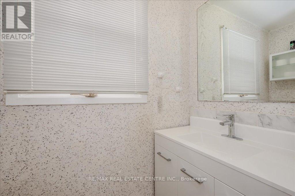 2260 Oneida Crescent, Mississauga, Ontario  L5C 1V6 - Photo 22 - W12385789
