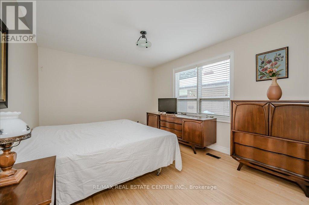 2260 Oneida Crescent, Mississauga, Ontario  L5C 1V6 - Photo 32 - W12385789