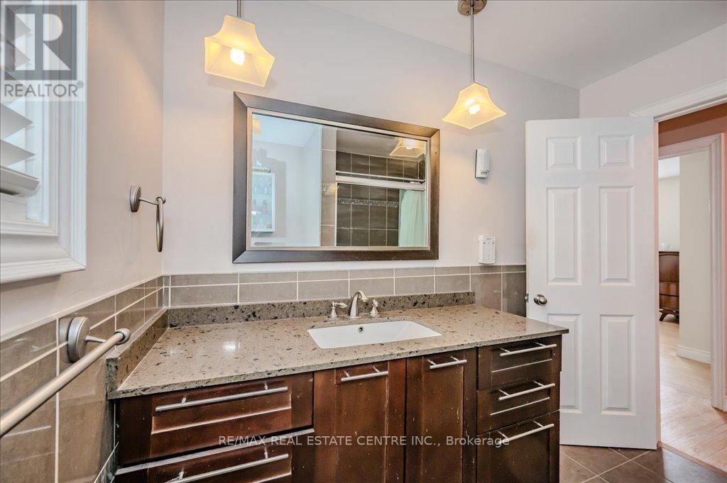 2260 Oneida Crescent, Mississauga, Ontario  L5C 1V6 - Photo 34 - W12385789