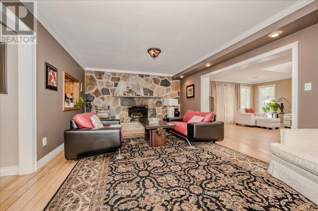 2260 Oneida Crescent, Mississauga, Ontario  L5C 1V6 - Photo 9 - W12385789