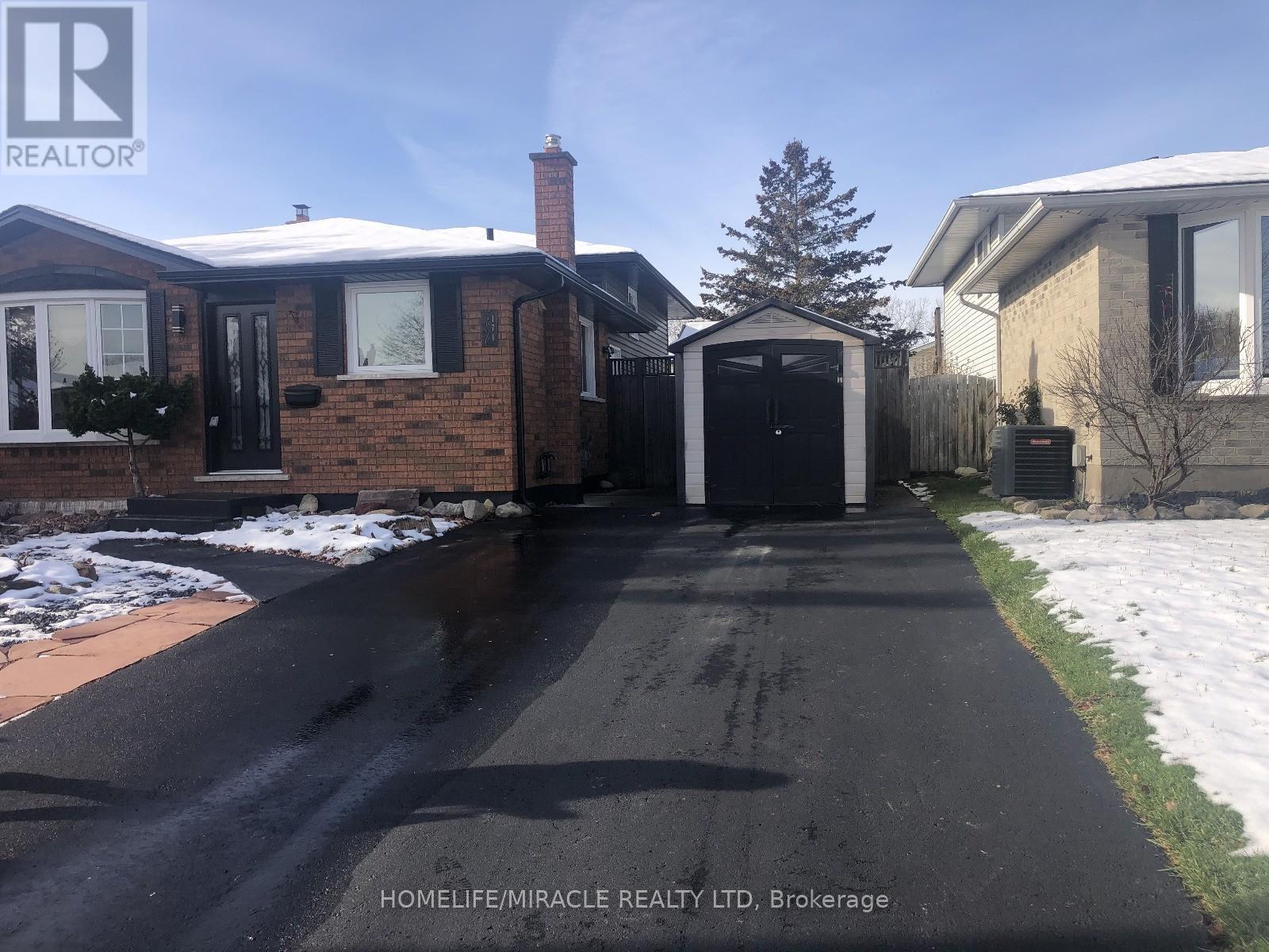 Upper - 171 Larchwood Circle, Welland, Ontario  L3C 6T2 - Photo 1 - X12385773