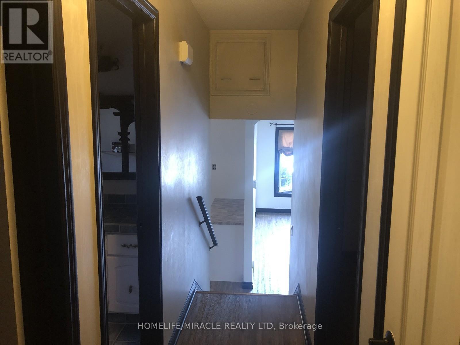 Upper - 171 Larchwood Circle, Welland, Ontario  L3C 6T2 - Photo 6 - X12385773