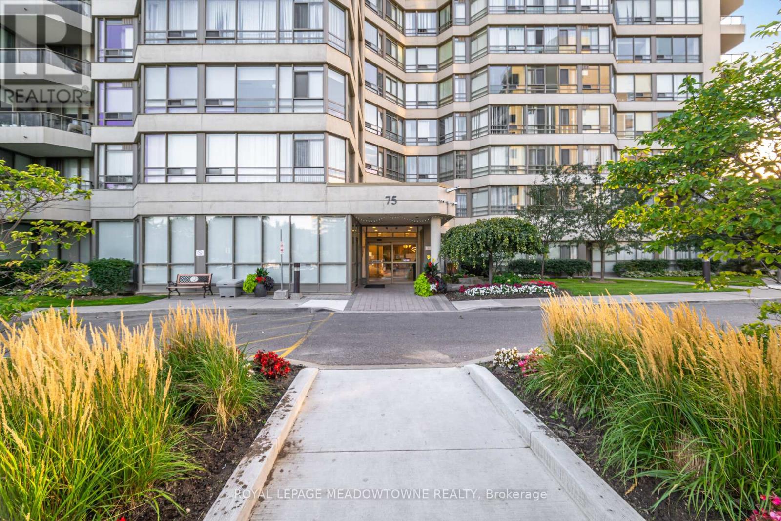 406 - 75 King Street E, Mississauga, Ontario  L5A 4G5 - Photo 2 - W12385839