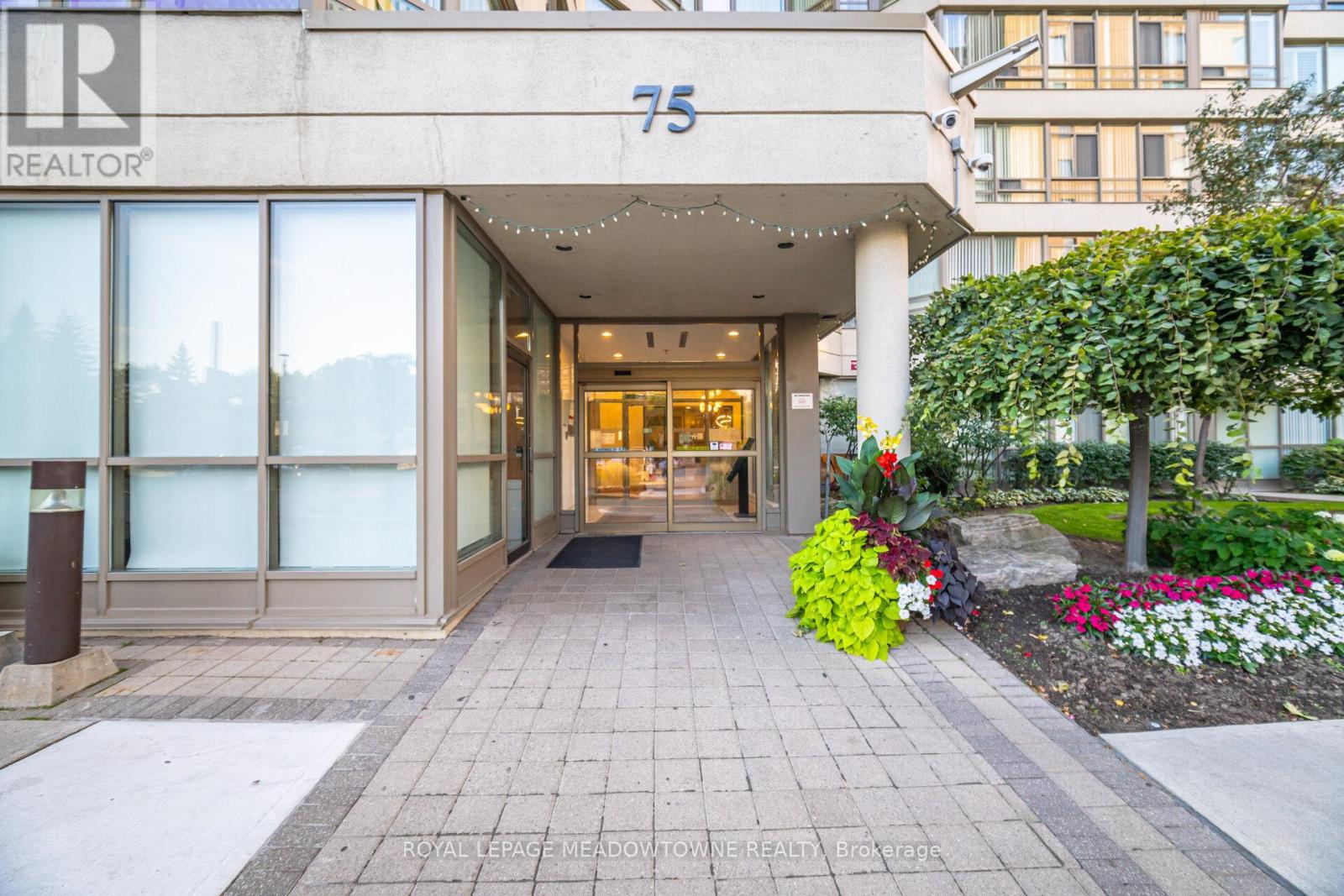 406 - 75 King Street E, Mississauga, Ontario  L5A 4G5 - Photo 3 - W12385839