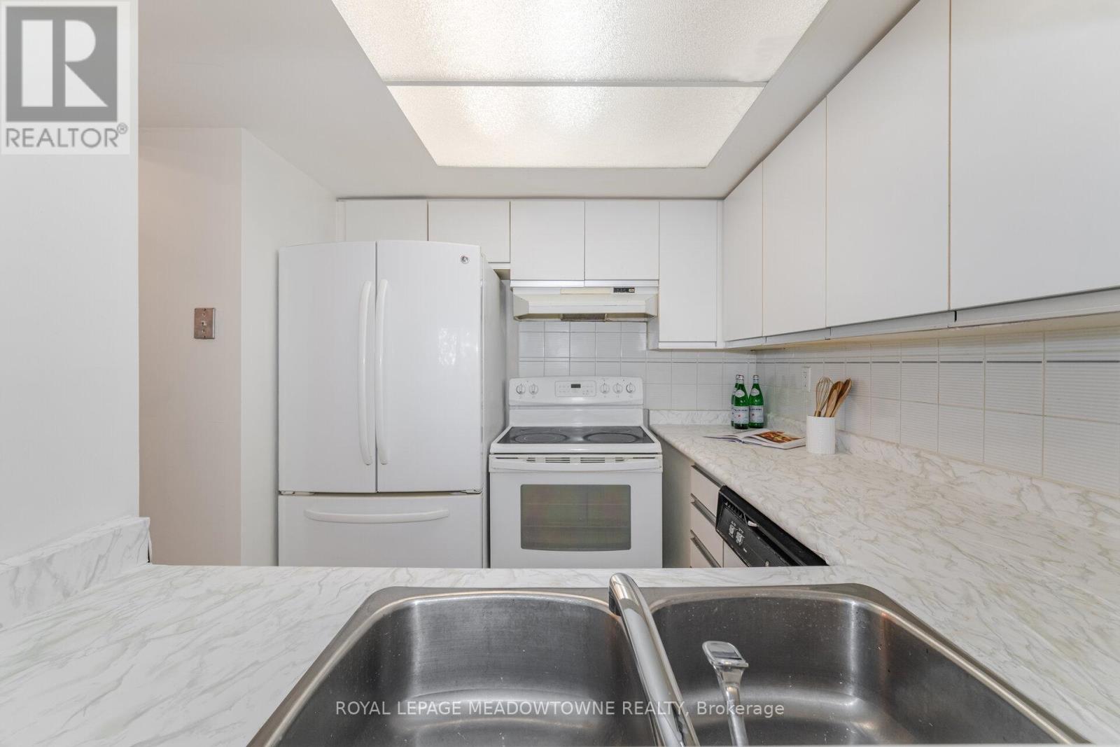 406 - 75 King Street E, Mississauga, Ontario  L5A 4G5 - Photo 9 - W12385839