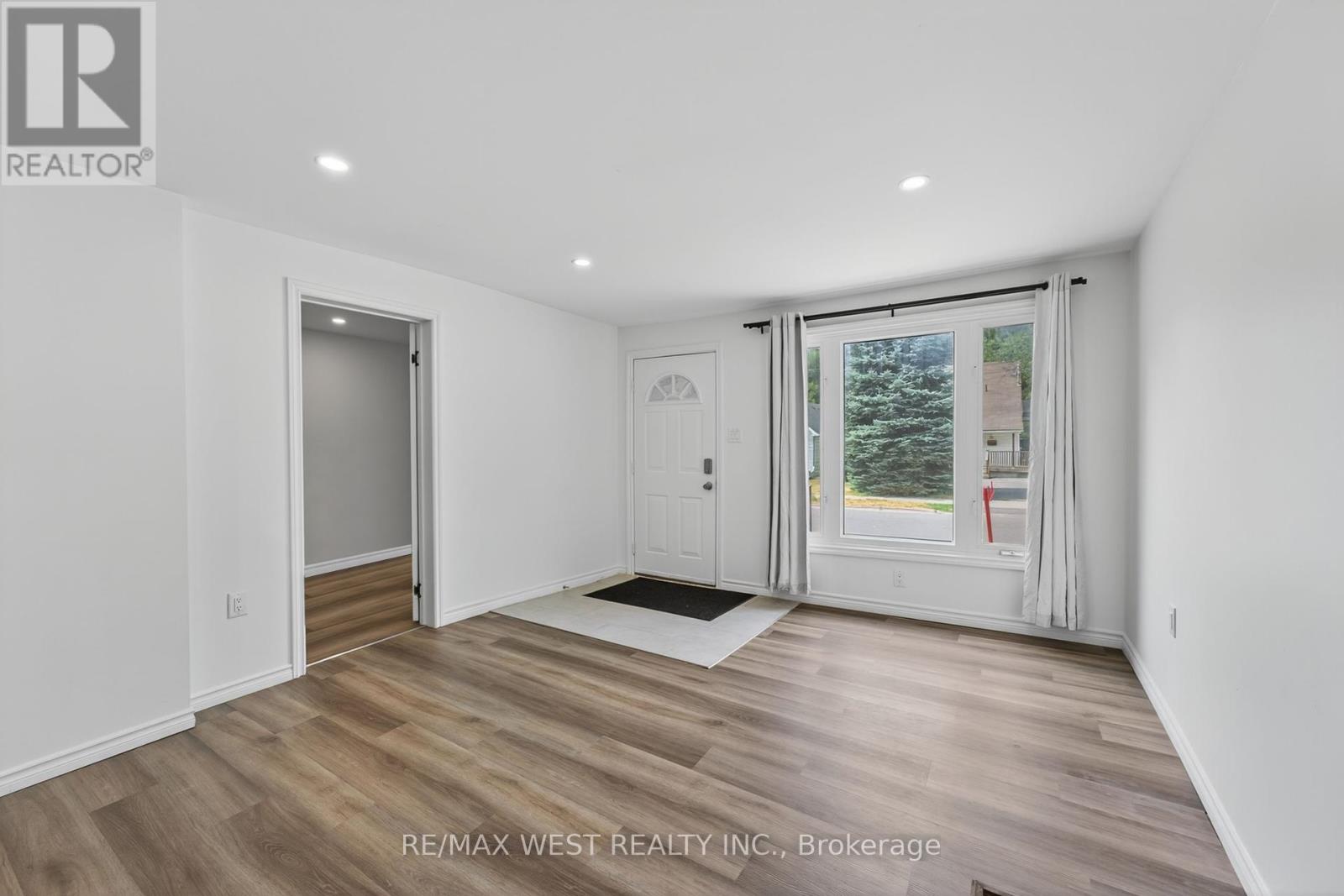 35 Kingscourt Avenue, Kingston (East Of Sir John A. Blvd), Ontario  K7K 4N6 - Photo 6 - X12383273