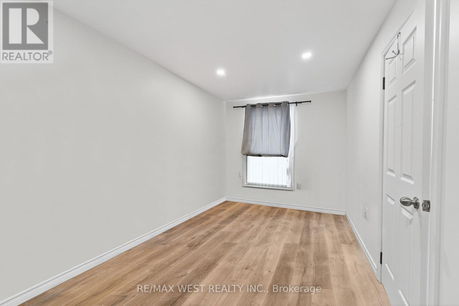 35 Kingscourt Avenue, Kingston (East Of Sir John A. Blvd), Ontario  K7K 4N6 - Photo 8 - X12383273