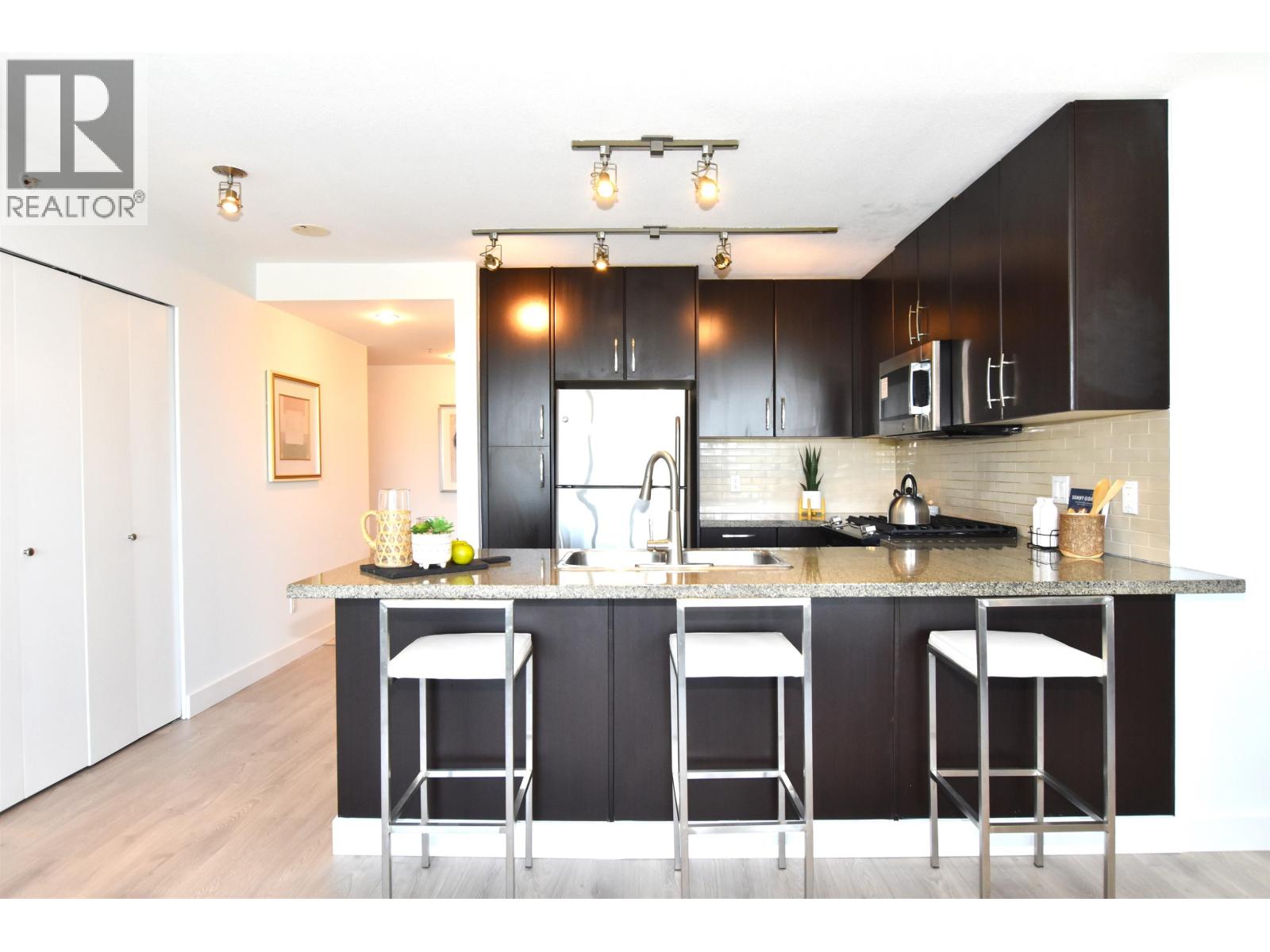 803 651 Nootka Way, Port Moody, British Columbia  V3H 0A1 - Photo 7 - R2994288