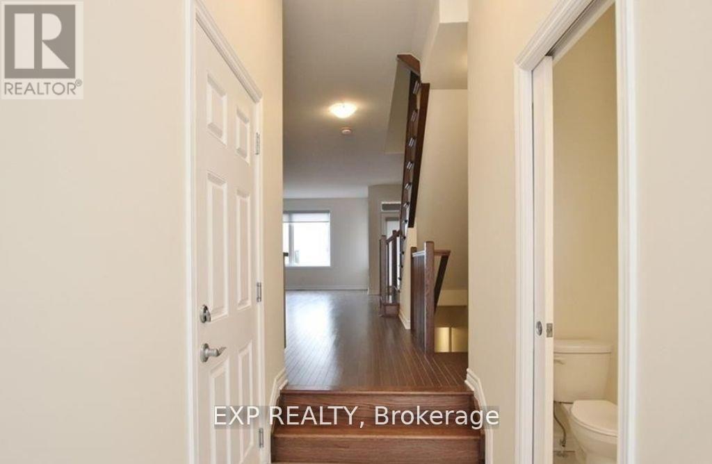 18 Rookie Crescent, Ottawa, Ontario  K2V 0R9 - Photo 2 - X12385873