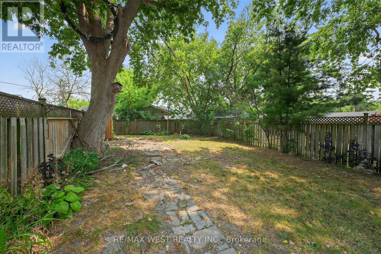 35 Kingscourt Avenue, Kingston (East Of Sir John A. Blvd), Ontario  K7K 4N6 - Photo 32 - X12383273