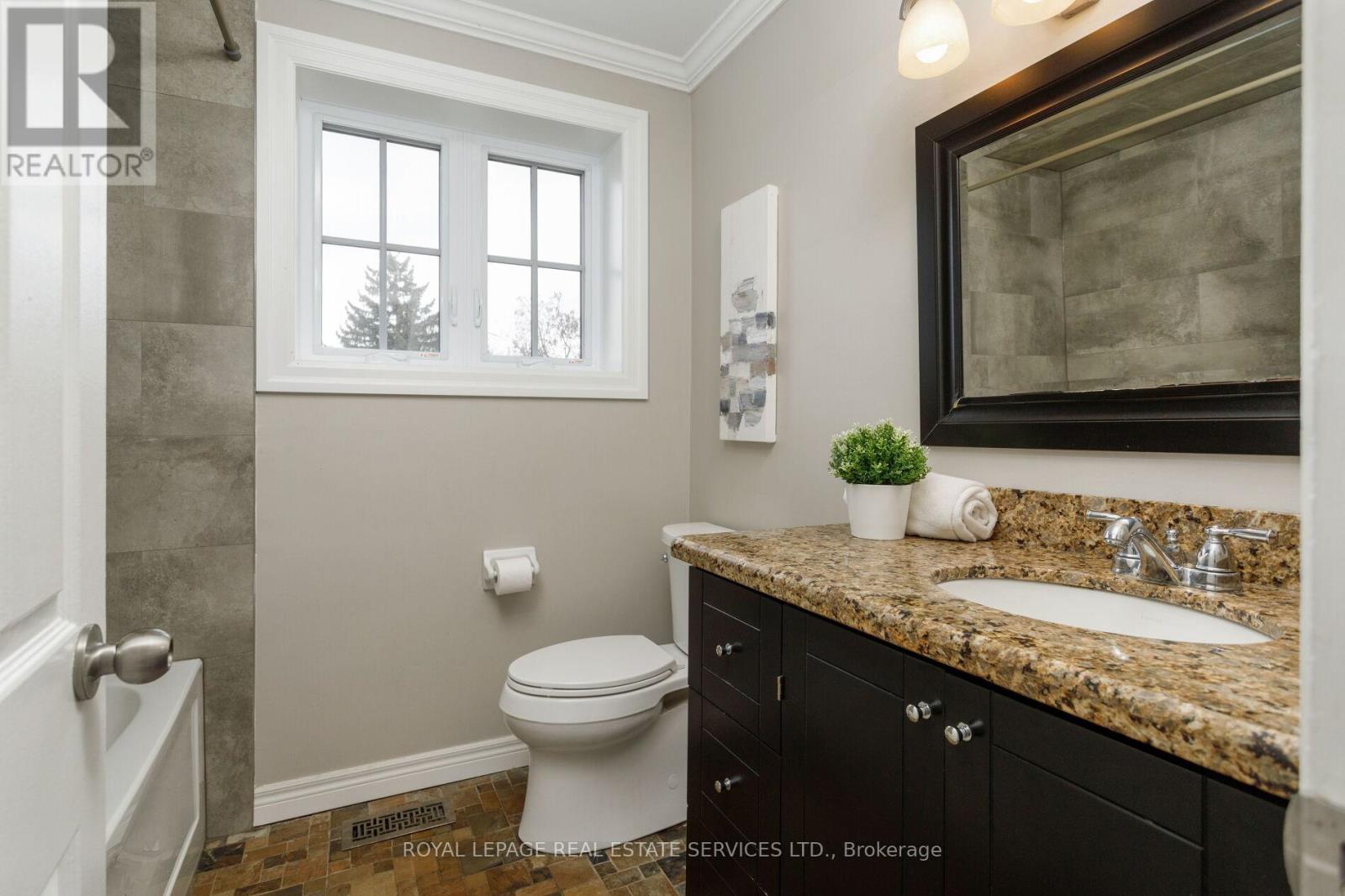 2088 Saxon Road, Oakville, Ontario  L6L 2V2 - Photo 16 - W12385927