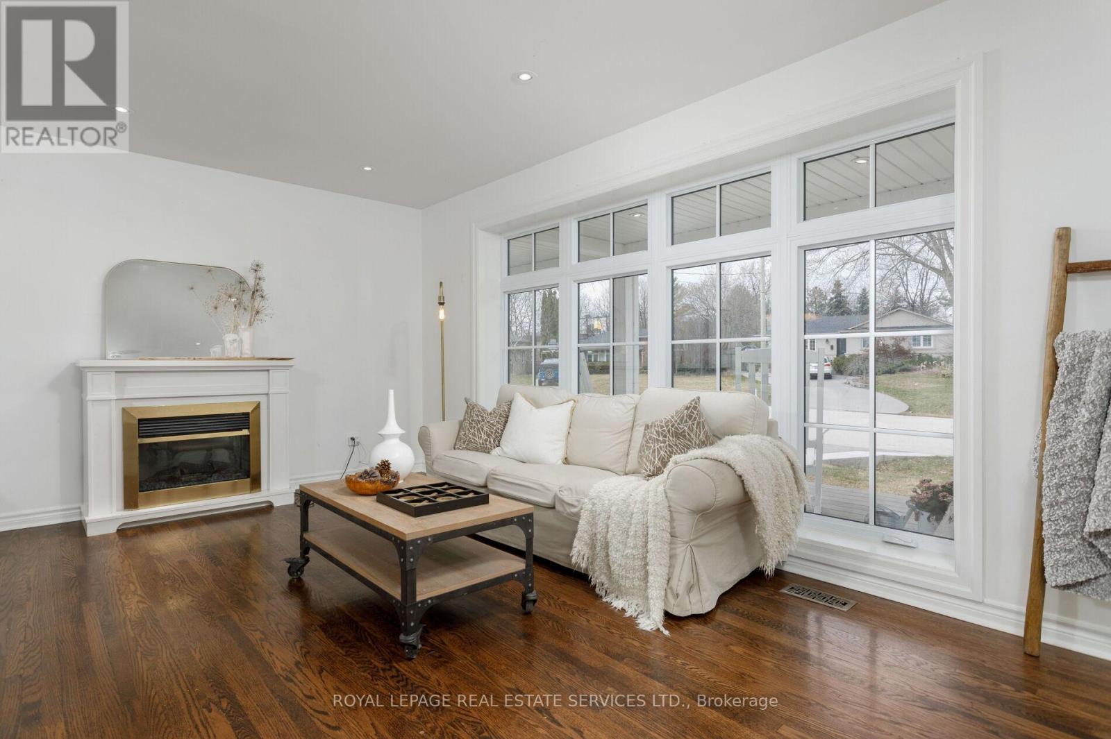 2088 Saxon Road, Oakville, Ontario  L6L 2V2 - Photo 9 - W12385927
