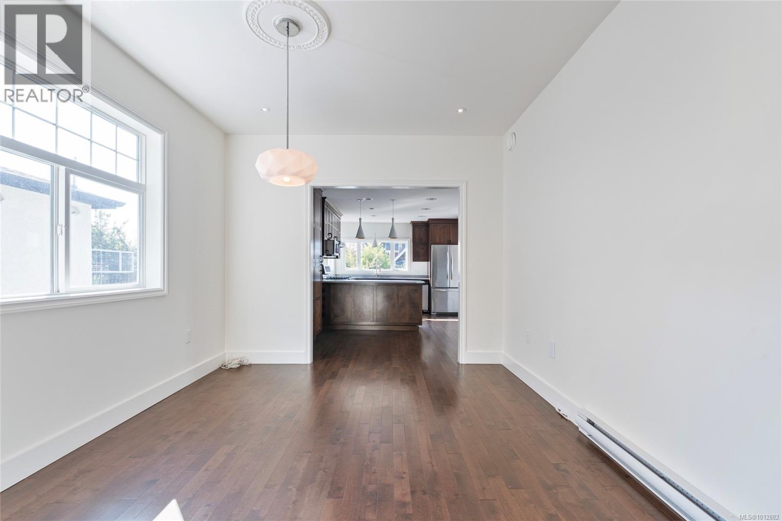 Property at 658 Pine St image 4