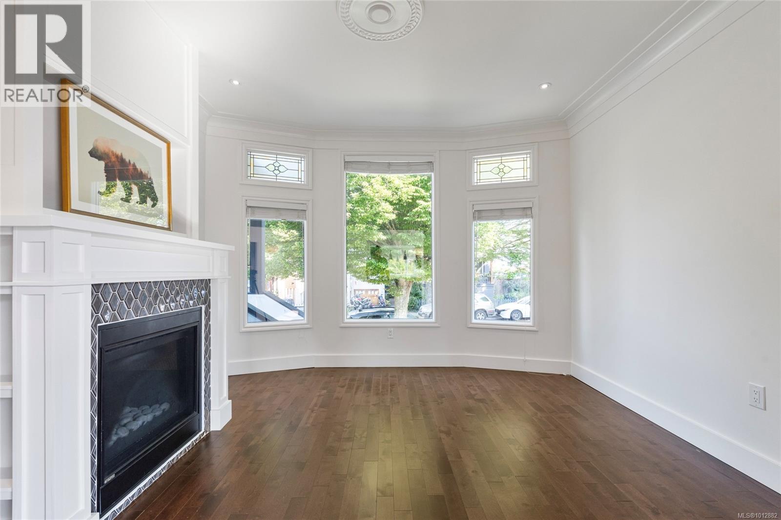Property at 658 Pine St image 2