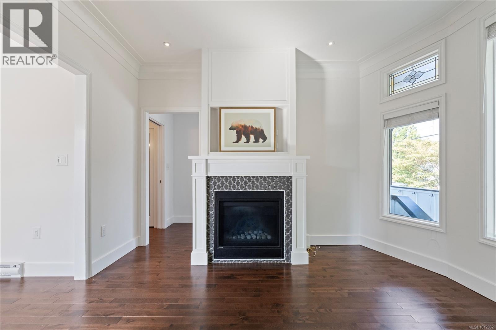 Property at 658 Pine St image 3