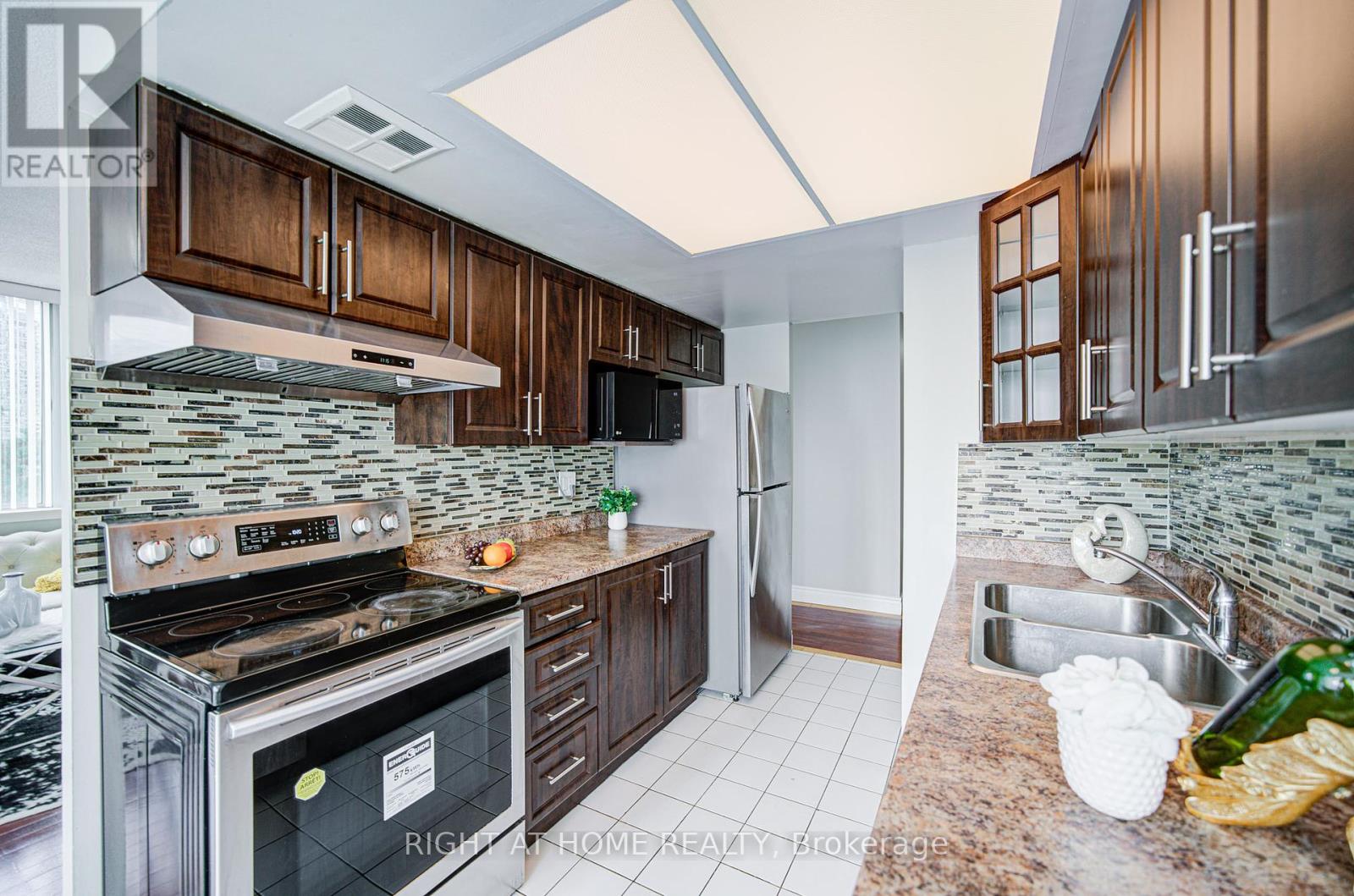 501 - 350 Webb Drive, Mississauga, Ontario  L5B 3W4 - Photo 13 - W12385941