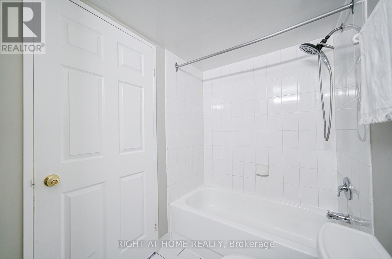 501 - 350 Webb Drive, Mississauga, Ontario  L5B 3W4 - Photo 28 - W12385941