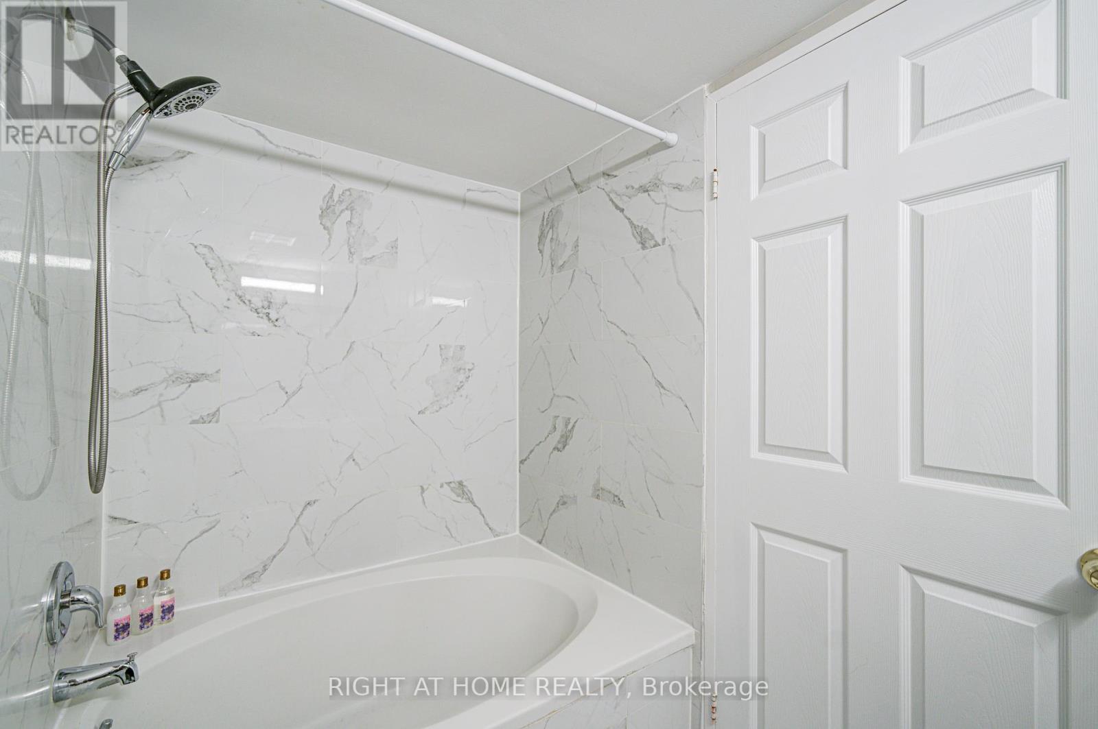 501 - 350 Webb Drive, Mississauga, Ontario  L5B 3W4 - Photo 32 - W12385941