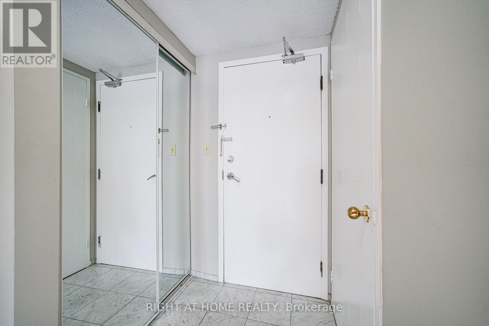 501 - 350 Webb Drive, Mississauga, Ontario  L5B 3W4 - Photo 5 - W12385941