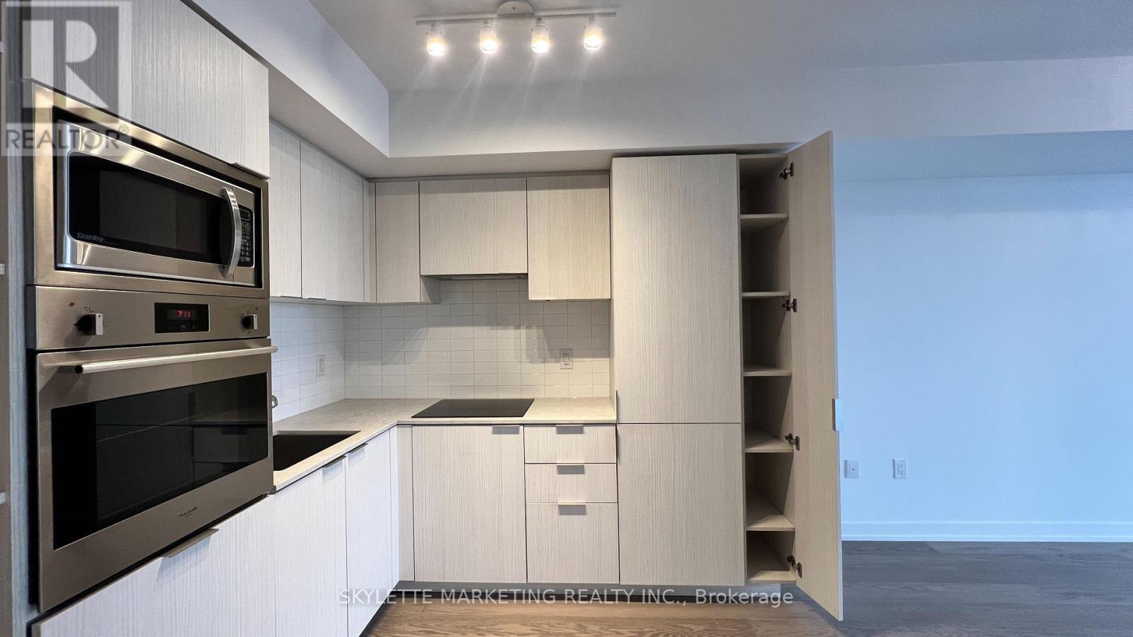 3204 - 11 Wellesley Street W, Toronto, Ontario  M4Y 0G4 - Photo 17 - C12385883