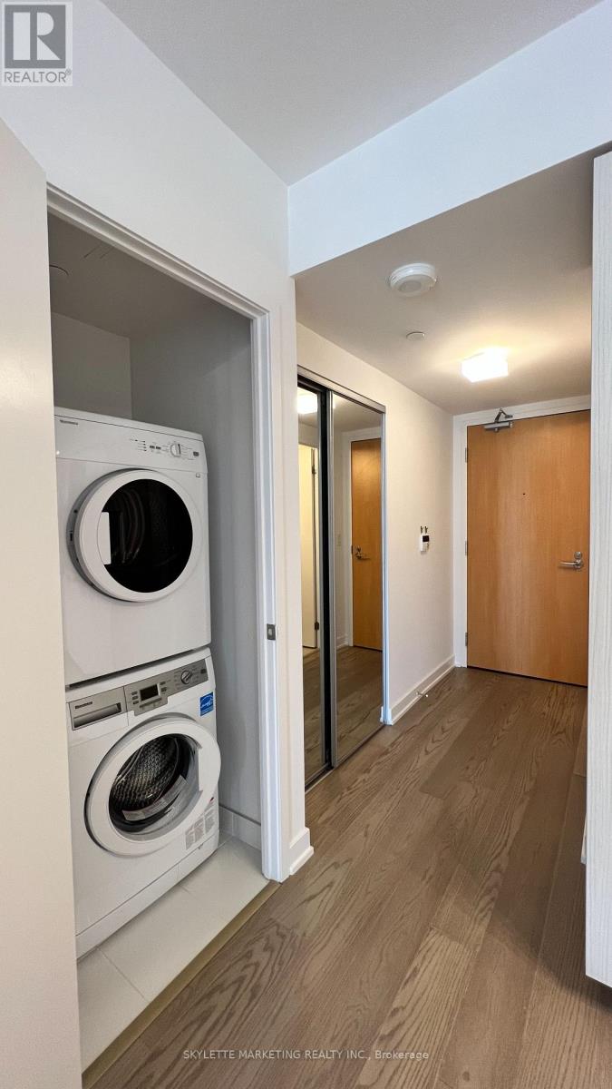 3204 - 11 Wellesley Street W, Toronto, Ontario  M4Y 0G4 - Photo 18 - C12385883